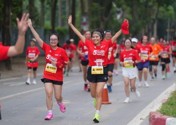 HUỲNH ANH KHÔI VÀ PHẠM THỊ HỒNG LỆ CÙNG ĐẠT HẠNG NHẤT GIẢI MARATHON QUỐC TẾ HÀ NỘI TECHCOMBANK MÙA THỨ 5