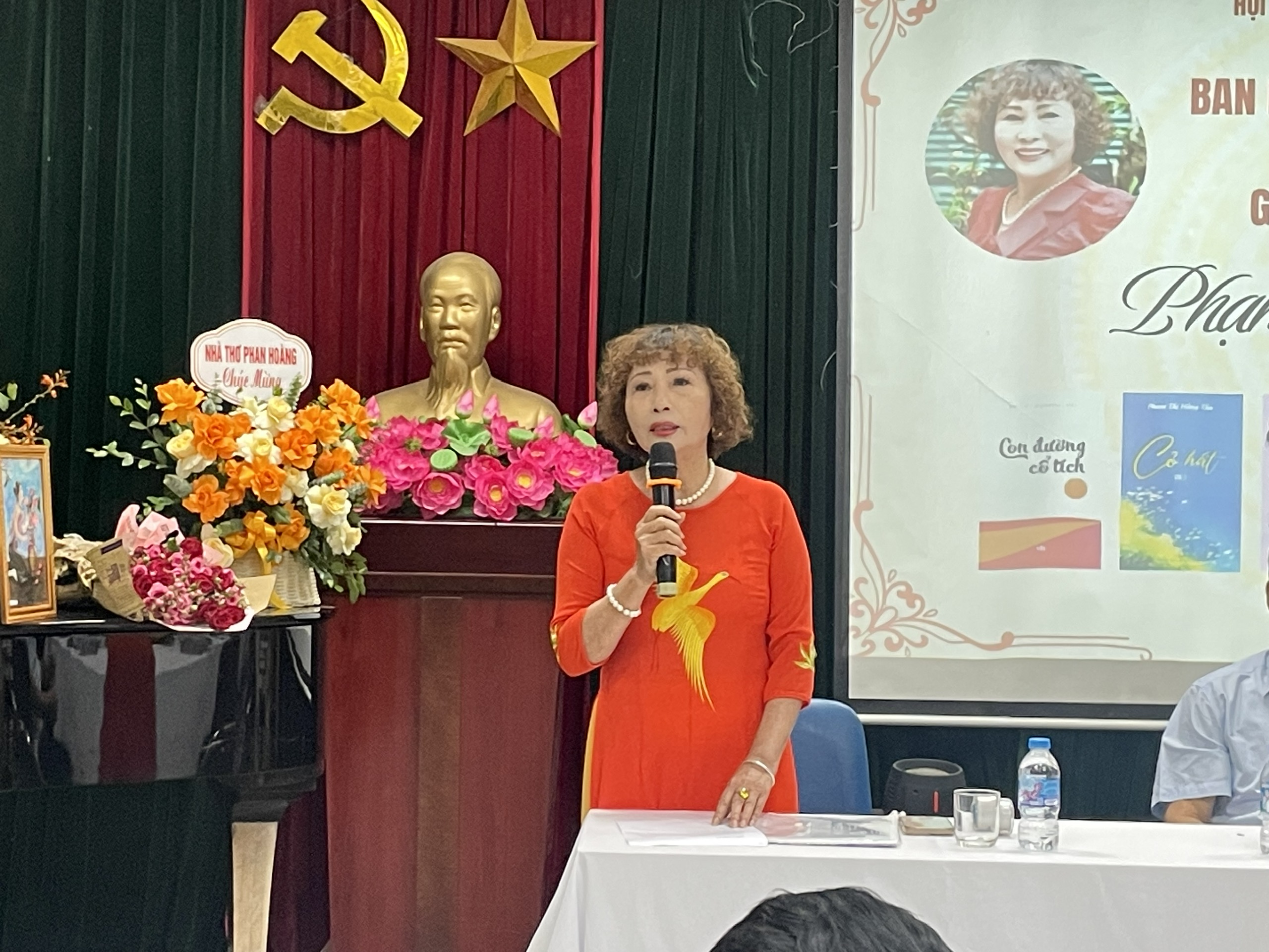 Nhà giáo, nhà thơ Phạm Thị Hồng Thu.
